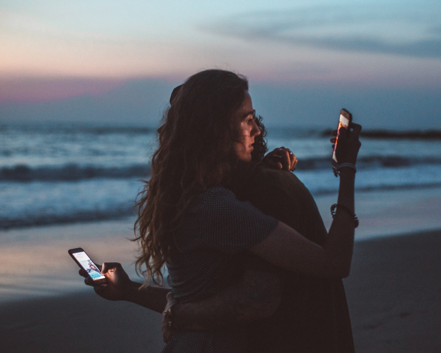 Happii Human Happy Human How to be happy distracted couple on cell phones on the beach
